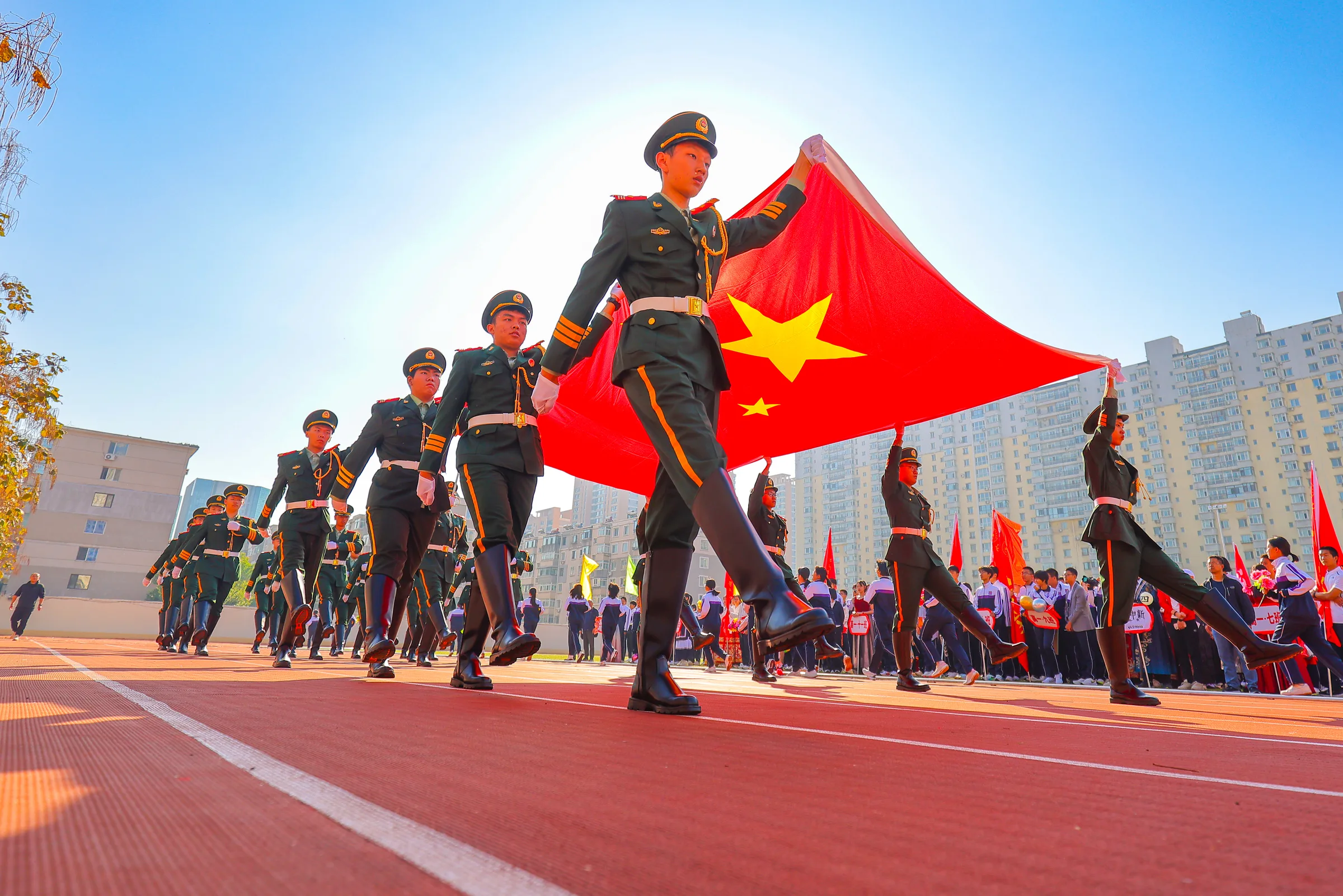 国旗护卫队正步走过红色跑道