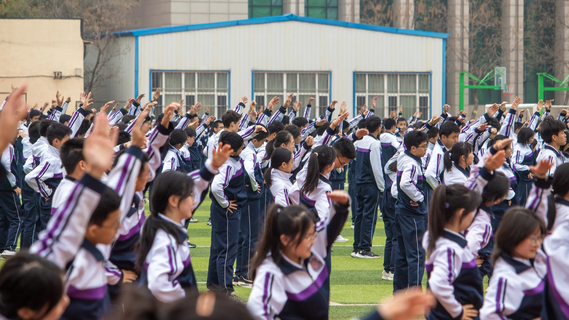 大批学生聚在广场前等待活动开始