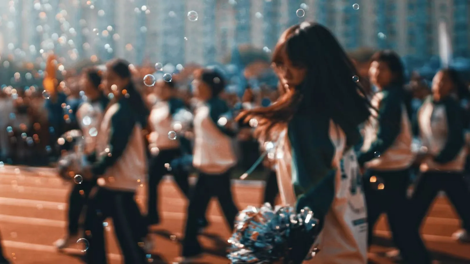 啦啦队员手持花球在跑道上表演