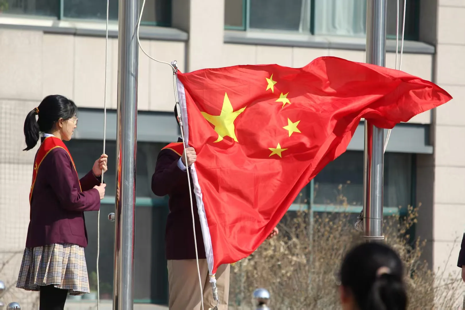 一面鲜红旗帜从人群前方掠过