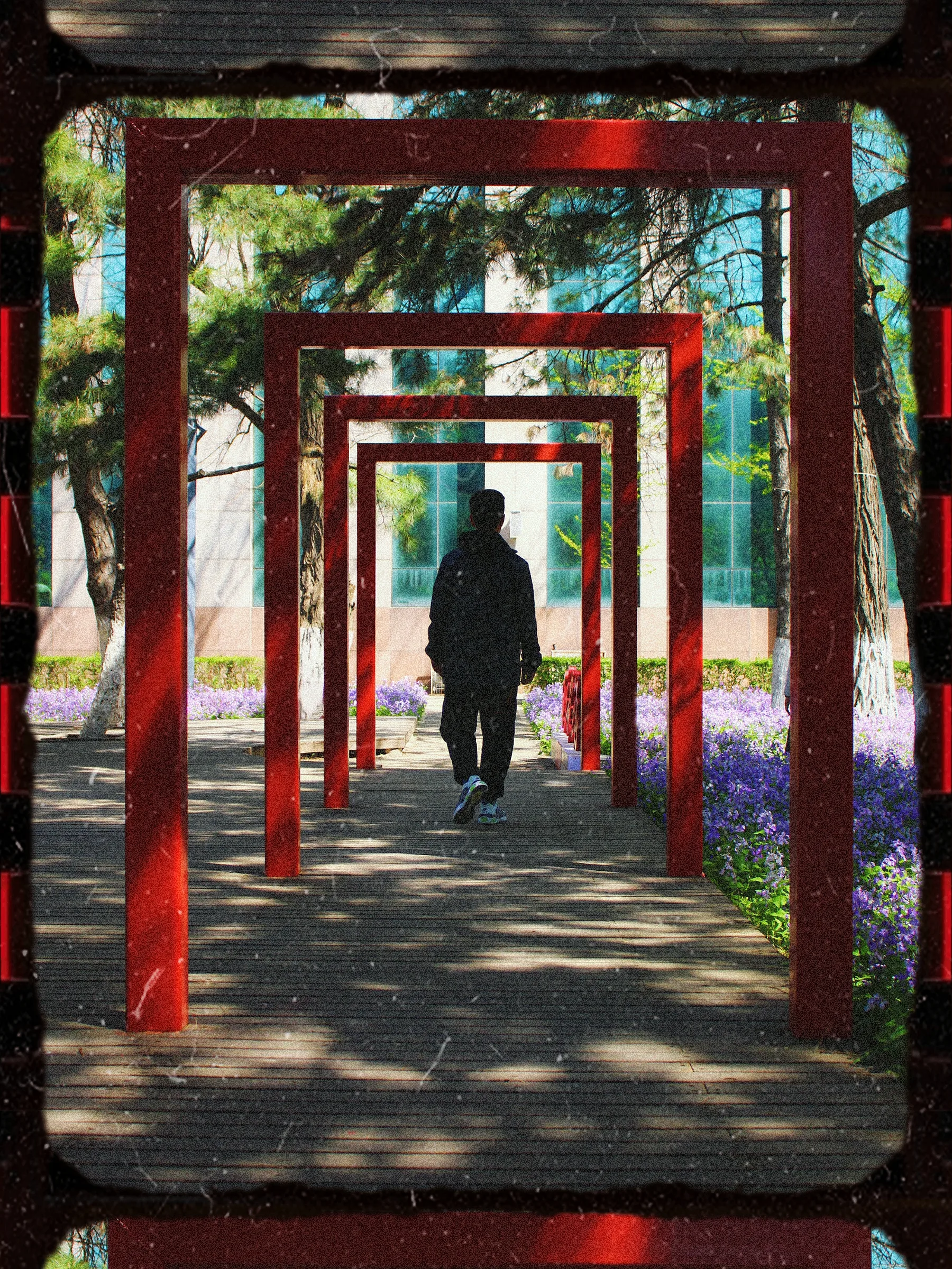 胶片质感的重叠红门框中，一名同学正向门框深处走去