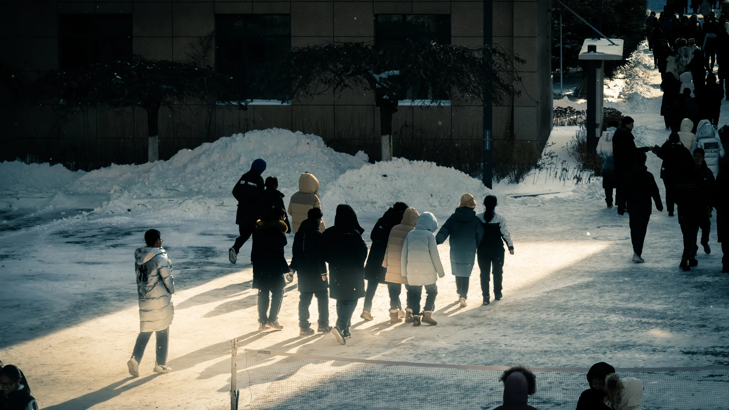 人群沿着积雪小路向前走