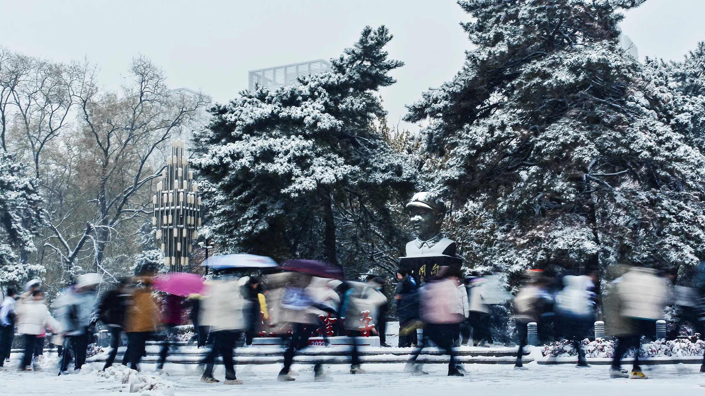 雪地里行走的人群形成模糊动势